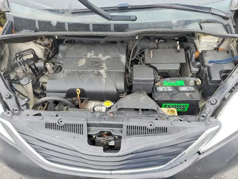 2013 TOYOTA SIENNA LE 8-PASSENGER  