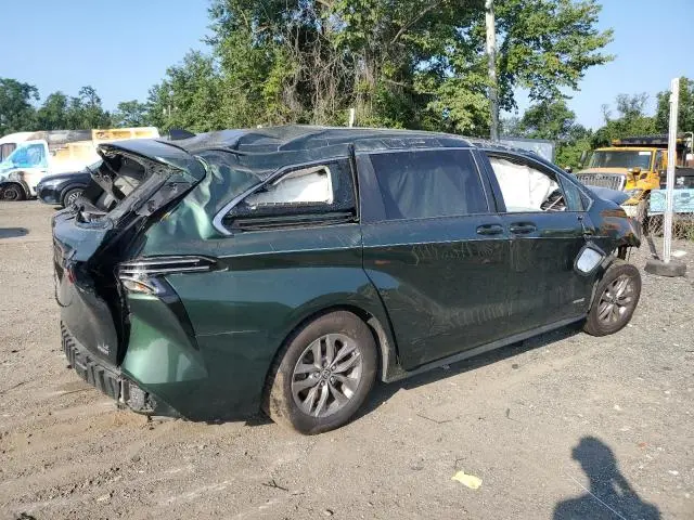 2021 TOYOTA SIENNA LE  