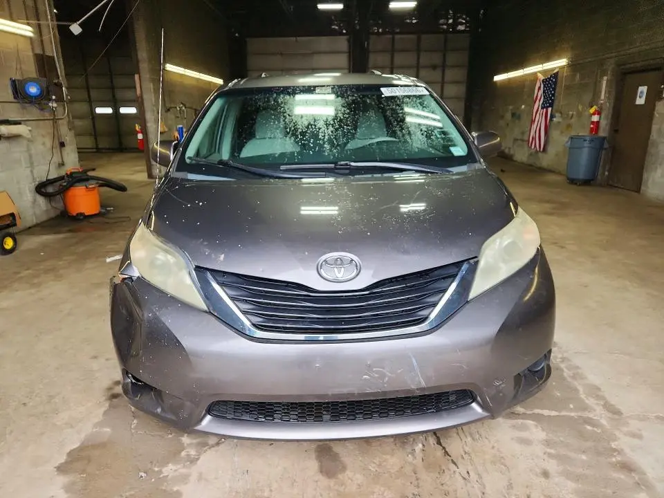 2012 TOYOTA SIENNA LE  
