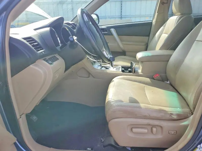 2012 TOYOTA HIGHLANDER SE  