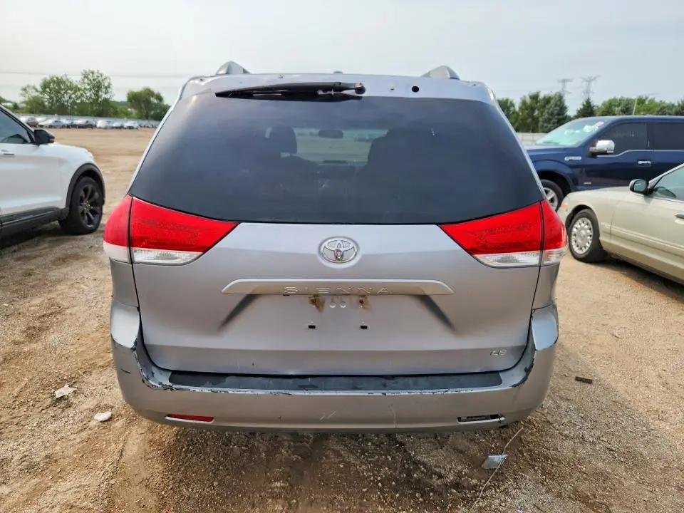 2013 TOYOTA SIENNA LE  