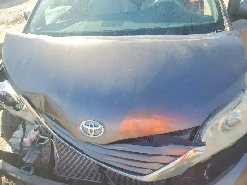 2013 TOYOTA SIENNA XLE 8-PASSENGER  