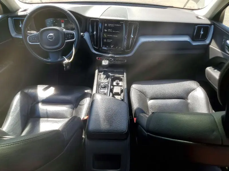 2020 VOLVO XC60 T6 MOMENTUM  