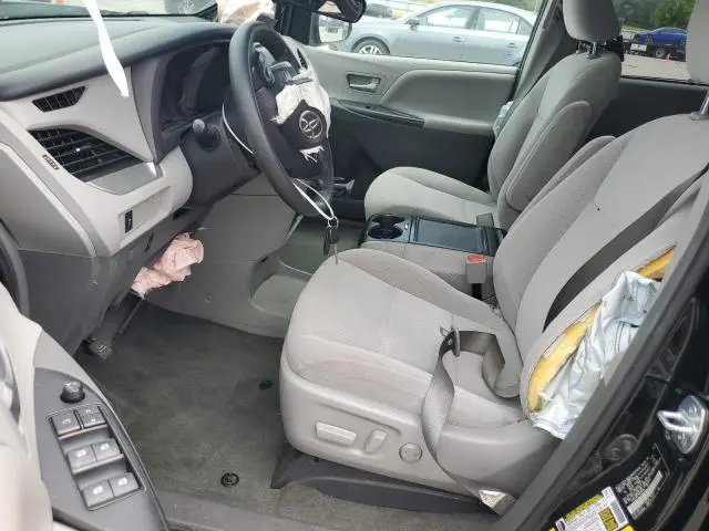 2017 TOYOTA SIENNA LE  