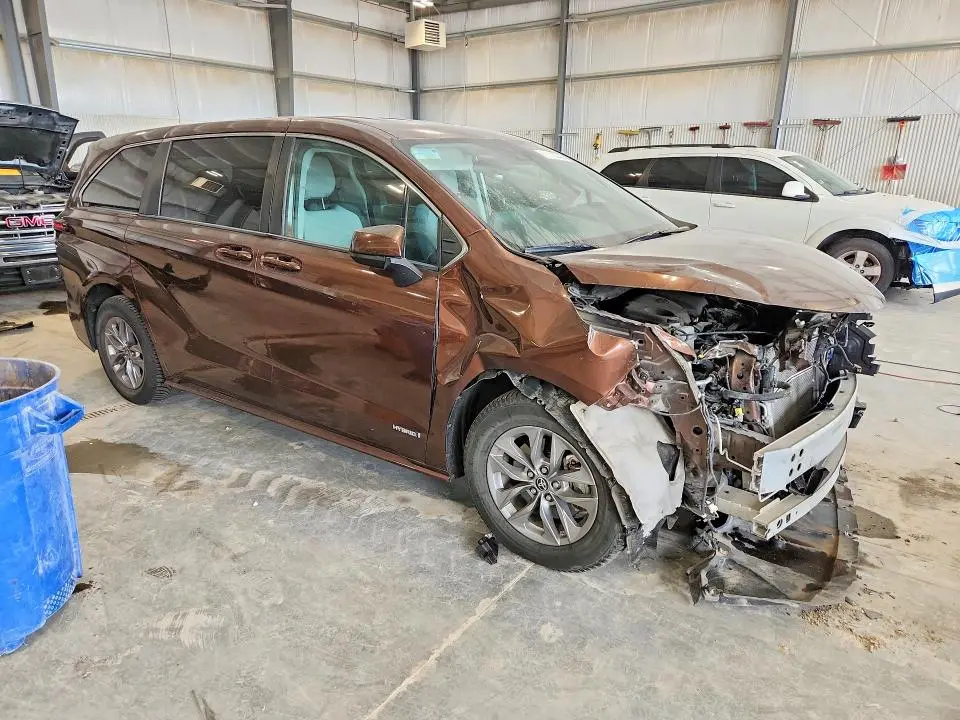 2021 TOYOTA SIENNA LE  