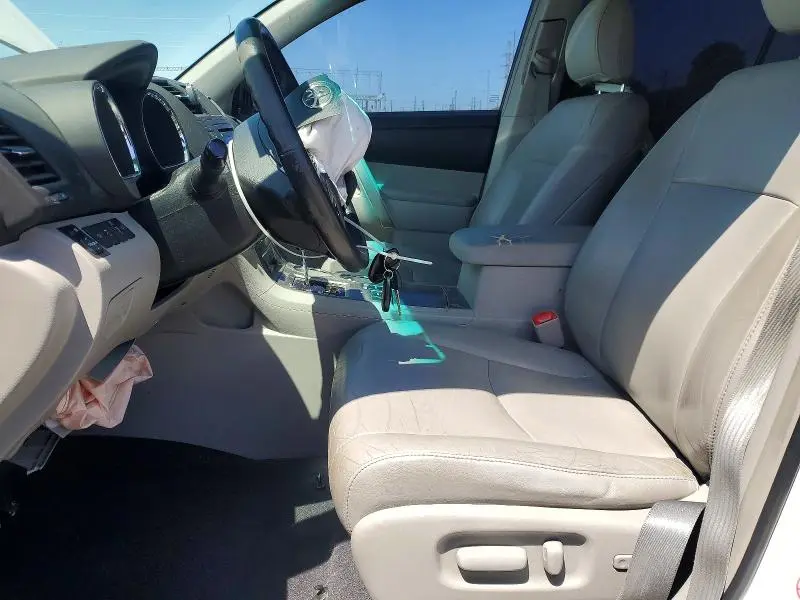 2012 TOYOTA HIGHLANDER SE  