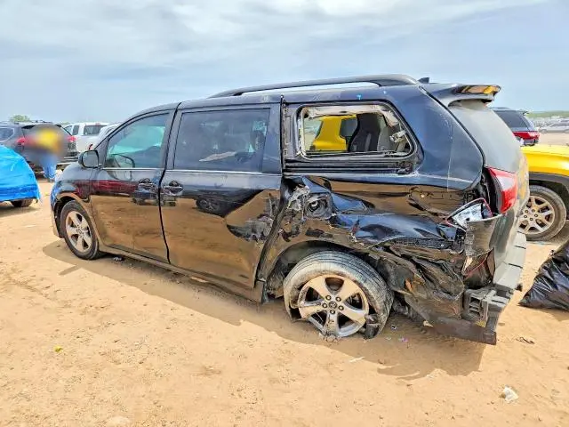 2018 TOYOTA SIENNA LE  