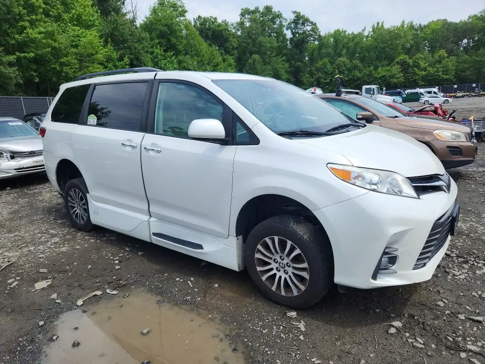 2020 TOYOTA SIENNA XLE 8-PASSENGER  