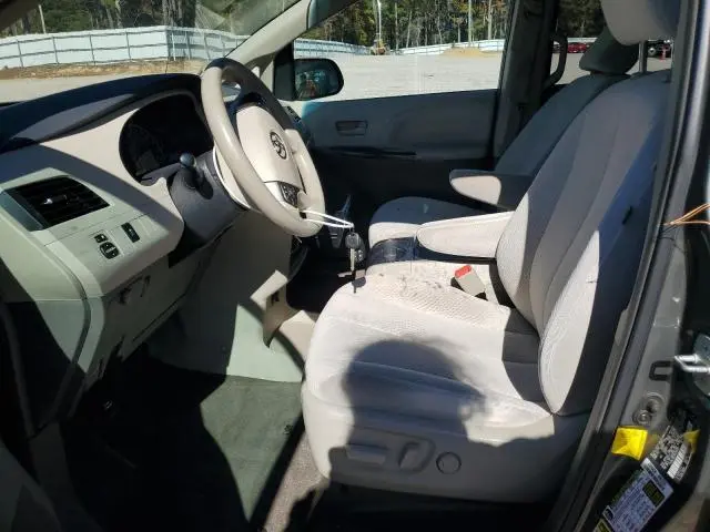 2013 TOYOTA SIENNA LE  