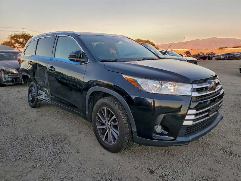 2018 TOYOTA HIGHLANDER SE  