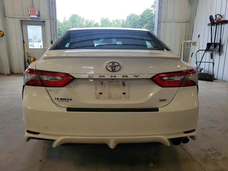 2018 TOYOTA CAMRY SE  