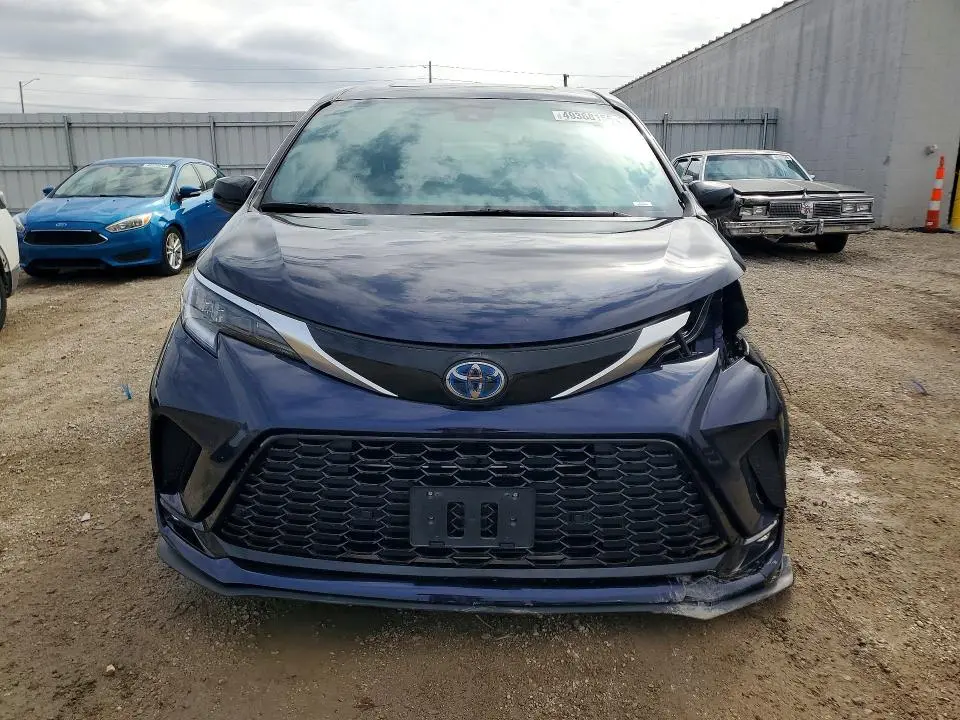 2021 TOYOTA SIENNA XSE  