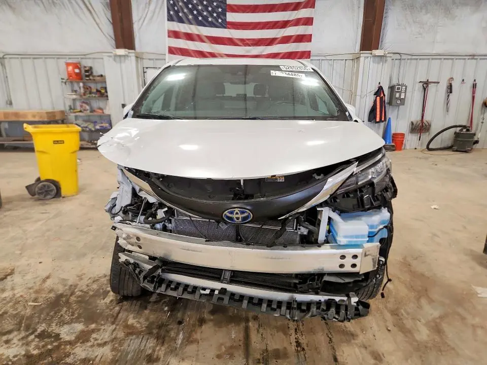 2023 TOYOTA SIENNA XLE  