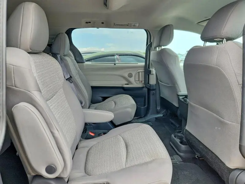 2021 TOYOTA SIENNA LE  