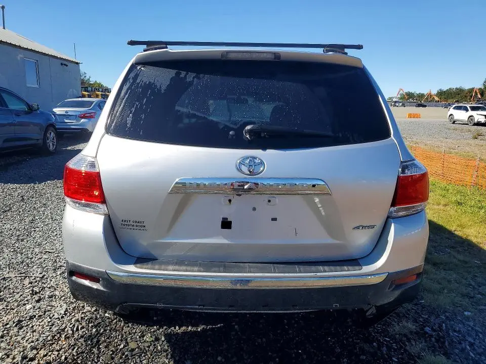 2011 TOYOTA HIGHLANDER SE  