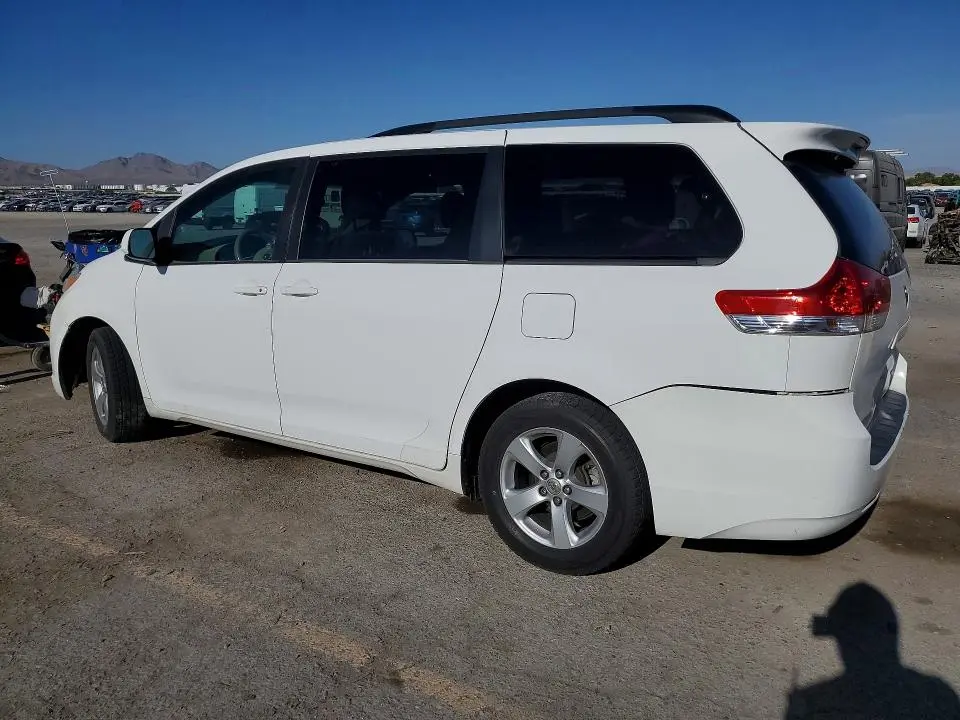 2014 TOYOTA SIENNA LE  