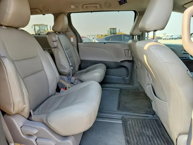 2019 TOYOTA SIENNA LE  