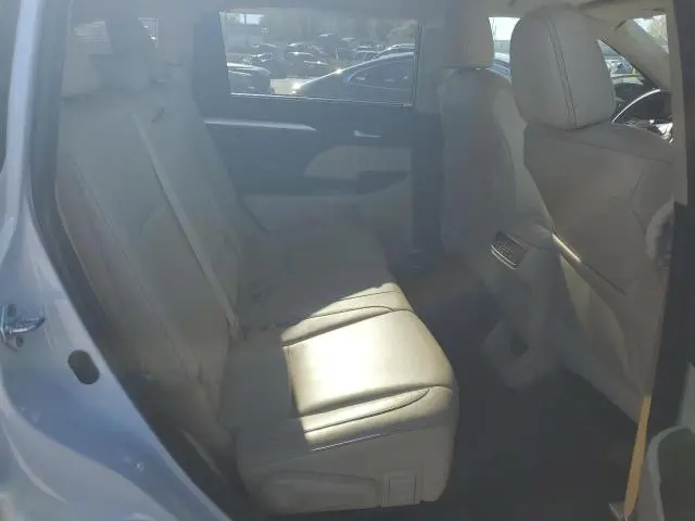 2016 TOYOTA HIGHLANDER XLE  