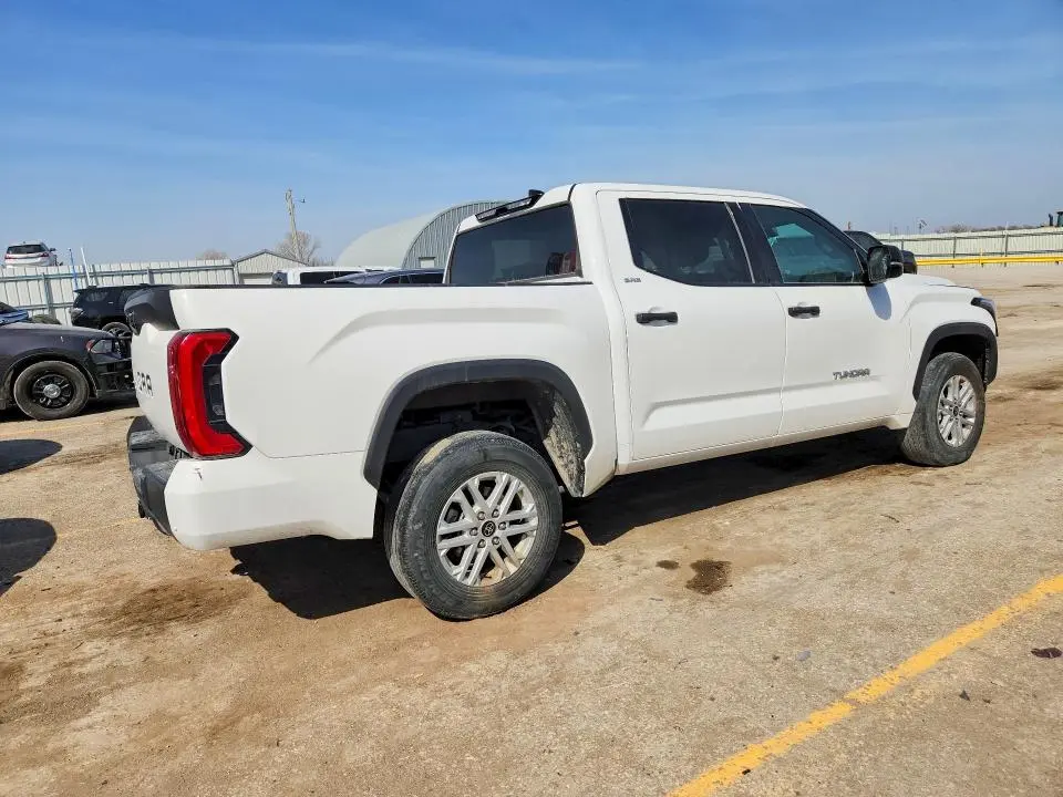 2022 TOYOTA TUNDRA SR5  