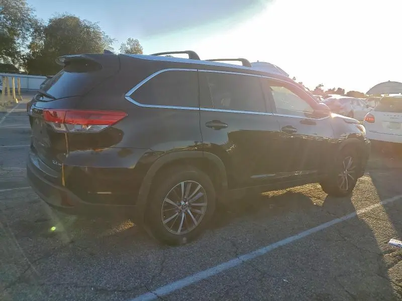 2019 TOYOTA HIGHLANDER SE  