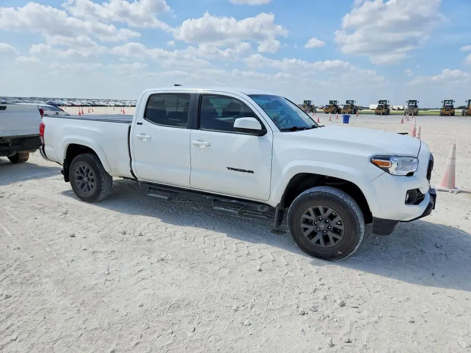 2022 TOYOTA TACOMA SR5 V6  