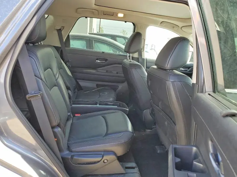 2024 NISSAN PATHFINDER SL  