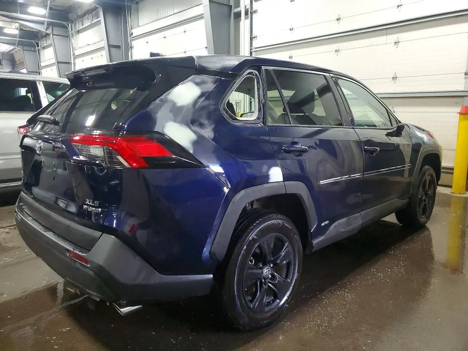 2021 TOYOTA RAV4 XLE  