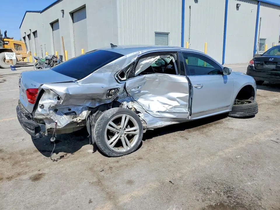 2015 VOLKSWAGEN PASSAT SE  