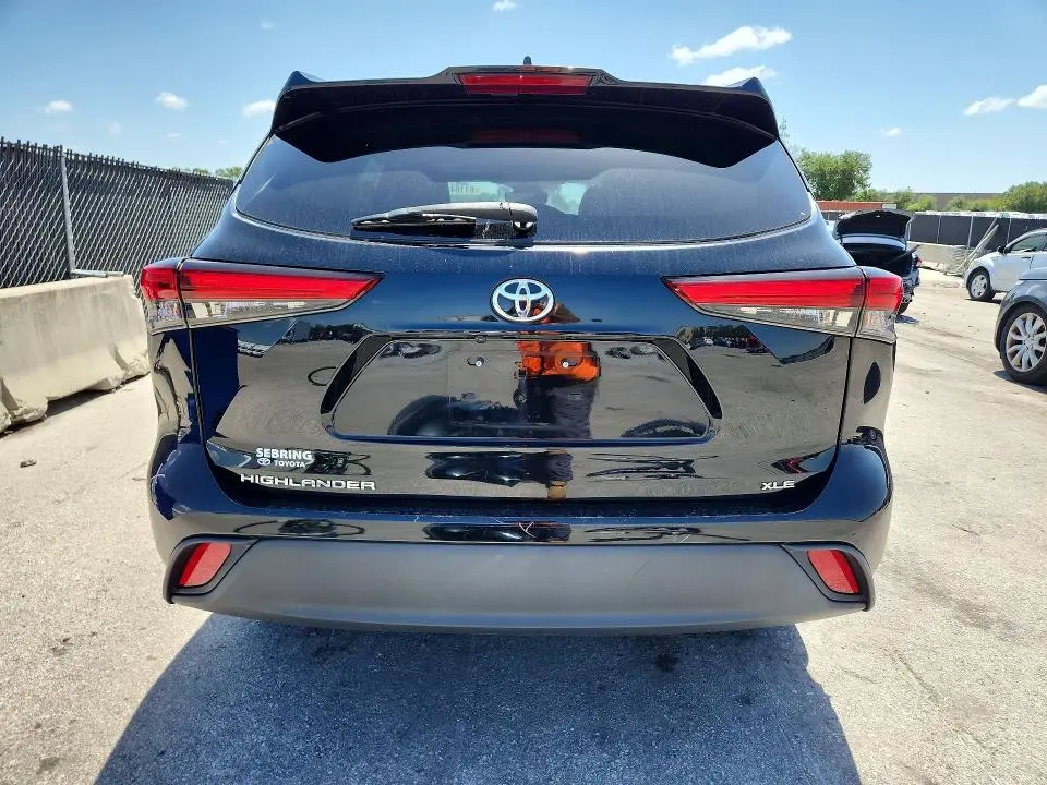 2021 TOYOTA HIGHLANDER XLE  