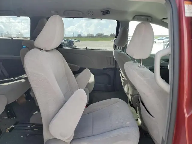 2017 TOYOTA SIENNA LE  