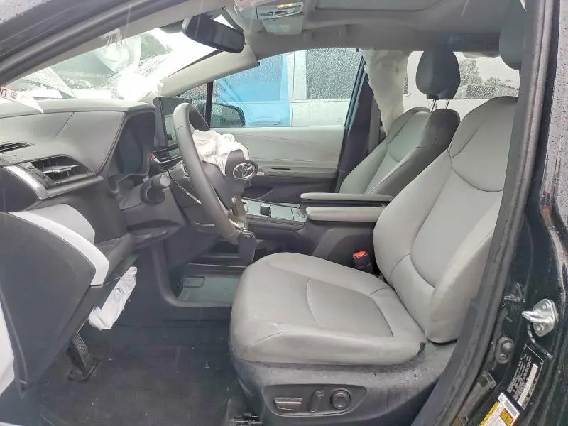 2025 TOYOTA SIENNA XLE 8-PASSENGER  