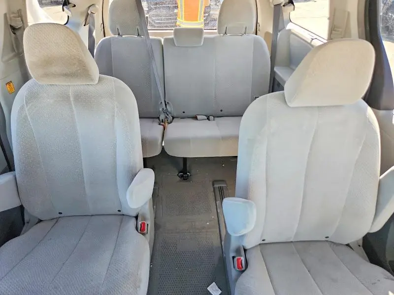 2013 TOYOTA SIENNA LE  