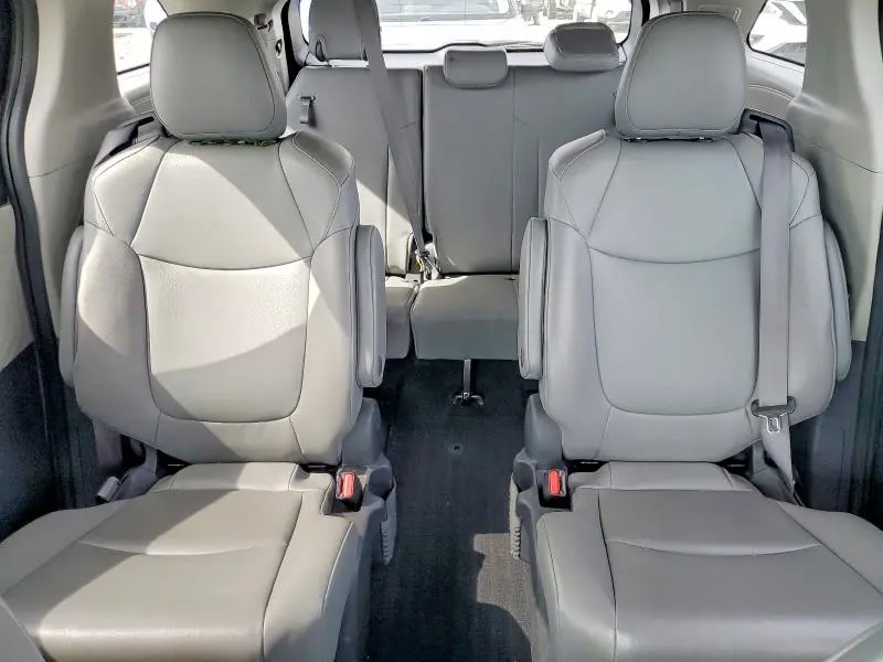 2022 TOYOTA SIENNA XLE  