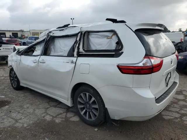 2018 TOYOTA SIENNA XLE  