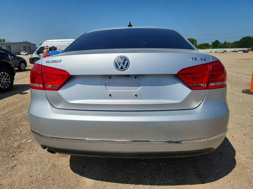 2015 VOLKSWAGEN PASSAT SE  