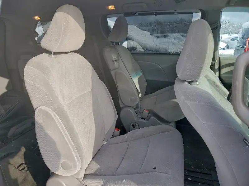 2017 TOYOTA SIENNA LE  