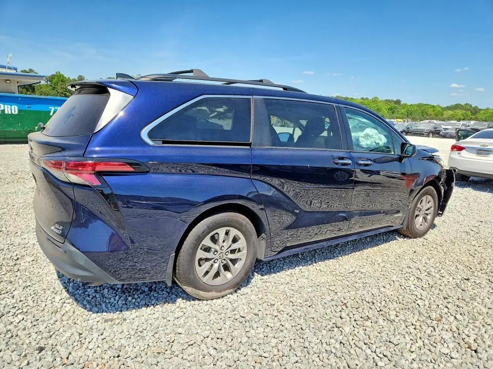 2021 TOYOTA SIENNA XLE  