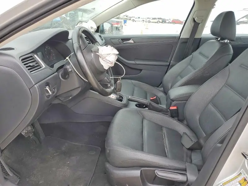 2011 VOLKSWAGEN JETTA SE  