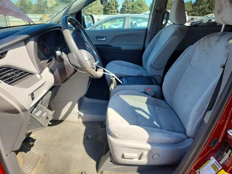 2017 TOYOTA SIENNA LE  