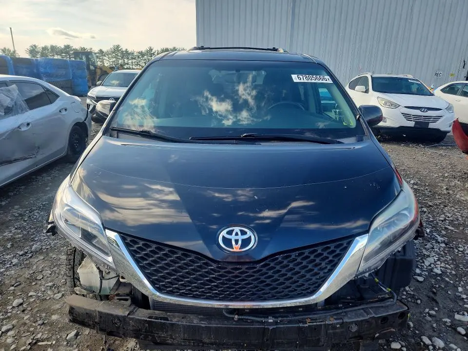2017 TOYOTA SIENNA SE  