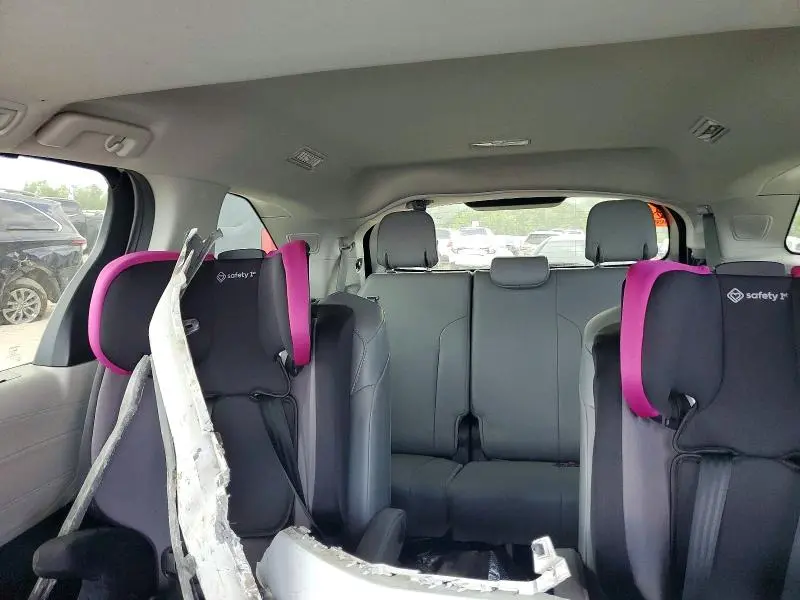 2022 TOYOTA SIENNA XLE  