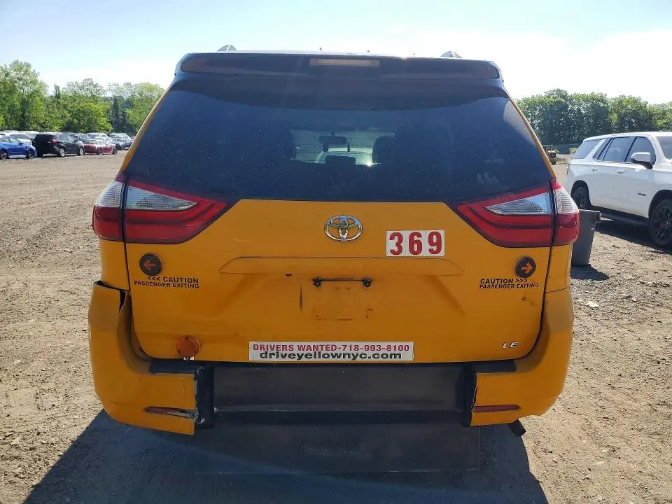 2016 TOYOTA SIENNA LE  