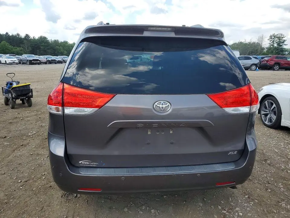 2013 TOYOTA SIENNA XLE 8-PASSENGER  