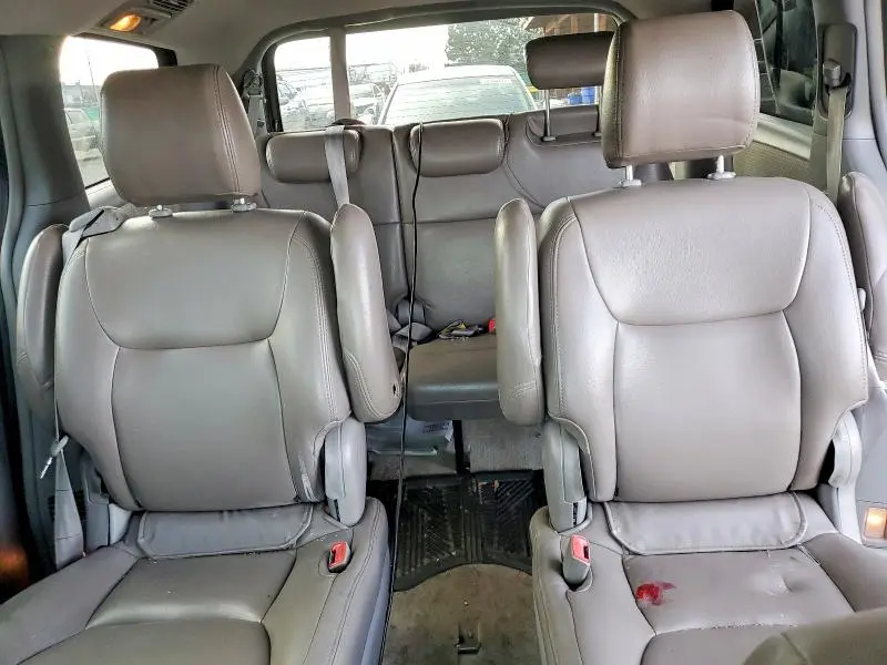 2010 TOYOTA SIENNA   