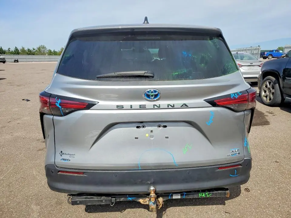 2021 TOYOTA SIENNA XLE  