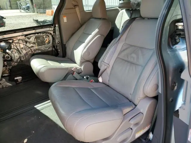 2017 TOYOTA SIENNA XLE  