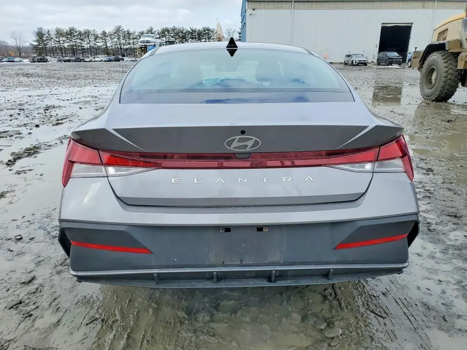 2025 HYUNDAI ELANTRA SE  