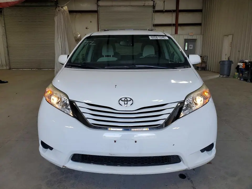2017 TOYOTA SIENNA LE  