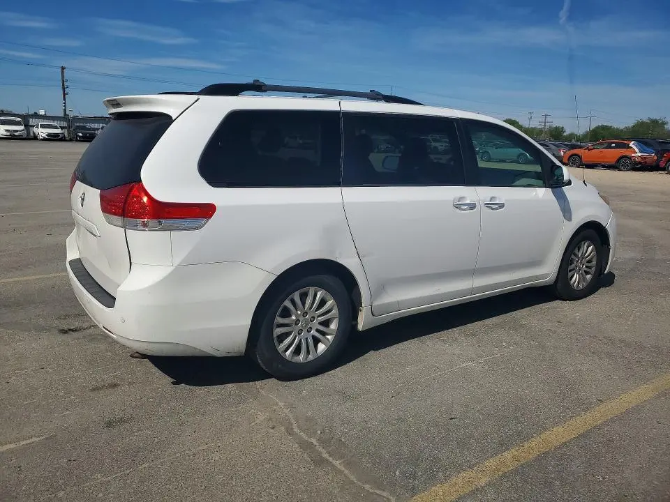 2014 TOYOTA SIENNA XLE 8-PASSENGER  