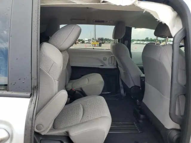 2025 TOYOTA SIENNA LE  